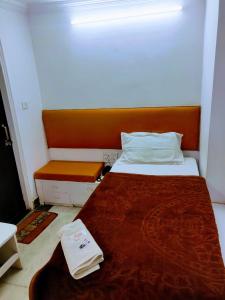 hotel sonali regency客房内的一张或多张床位