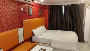 hotel sonali regency客房内的一张或多张床位