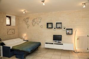 una camera con letto e TV a parete di Casa SantoStefano a Matera