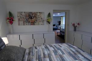Rúm í herbergi á Apartmány LIZARD