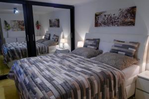 Rúm í herbergi á Apartmány LIZARD