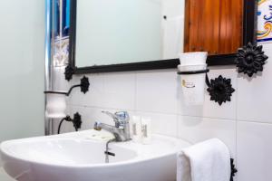 ein Badezimmer mit Waschbecken und Spiegel in der Unterkunft Caserio de Iznájar in Iznájar