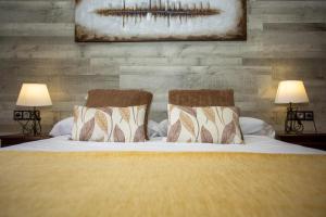 Ein Bett oder Betten in einem Zimmer der Unterkunft Caserio de Iznájar