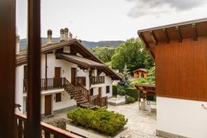een balkon met uitzicht op een huis bij Casa montagna CIELO BLU in Oulx