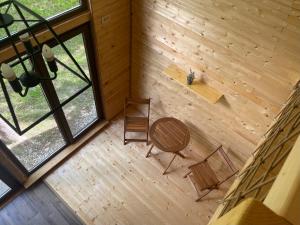 an overhead view of a room with a table and chairs at Conacul lui Patrick in Poenari