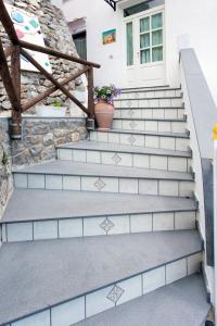 un conjunto de escaleras delante de una casa en Holidays Perla d'Amalfi, en Amalfi