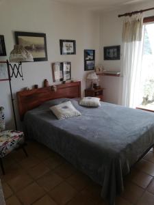 een slaapkamer met een groot bed en een raam bij Villa Kyrae in Oraison