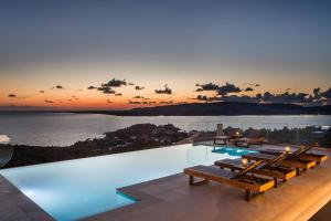 een villa met een zwembad met een zonsondergang bij Echos Villa in Argostoli