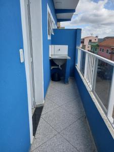 a balcony with a sink on the side of a building at Apartamento avenida 04 com ar condicionado in São Thomé das Letras