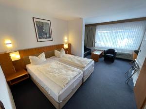 a hotel room with a bed and a desk at Hotel Martina in Bad Sooden-Allendorf