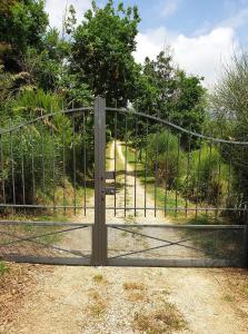 una puerta en un campo con una valla en Casa Vacanze La Guardia, en Tortorella