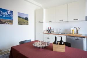 una cocina con una mesa con botellas de vino. en Agriturismo Spolert Winery, en Prepotto