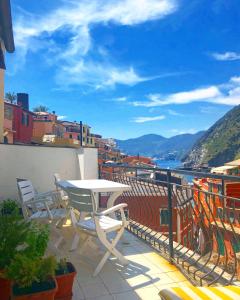 En balkon eller terrasse på Families or Groups 3 Terrazzi Apartment on Sea