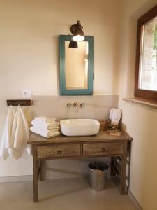 bagno con lavandino e specchio di Casa Sabbatini a SantʼElpidio a Mare