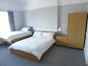 Postel nebo postele na pokoji v ubytování Orrell Park Hotel