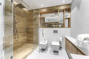 łazienka z prysznicem i toaletą w obiekcie Natural Apartamenty w Darłówku