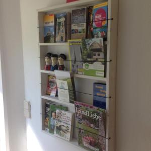 a book shelf filled with books in a room at Bed & Breakfast Chez Lips in Oberbildein