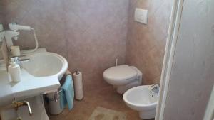 a small bathroom with a toilet and a sink at Aliki House in Alyki
