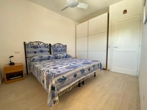 a bedroom with a bed and a ceiling fan at Appartamento in Costa Smeralda - Bilocale sul mare - Sea View in Olbia