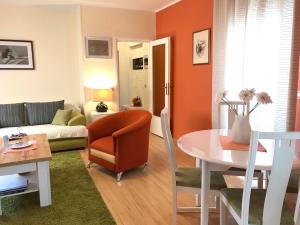 een woonkamer met een tafel en een bank bij Apartments - Rooms VESNA in Primošten