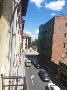 - Vistas a una calle de la ciudad desde un edificio en Alba Renueva 4 en León