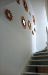 eine Treppe mit mehreren Spiegeln an der Wand in der Unterkunft HISTOIRE DE LOIRE - La Maison in Saumur