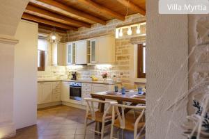 Kuchyň nebo kuchyňský kout v ubytování Atsipopoulo Villas