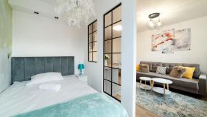 sypialnia z łóżkiem i kanapą w obiekcie Apartament nad Łomnicą w mieście Karpacz