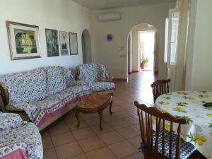 un soggiorno con un divano e un tavolo di Appartamenti La Balestra a Ischia