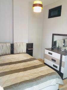 Tempat tidur dalam kamar di Batumi Comfort Apartment