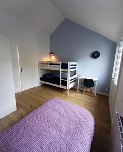 - une petite chambre avec un lit et un bureau dans l'établissement HISTOIRE DE LOIRE - La Maison, à Saumur