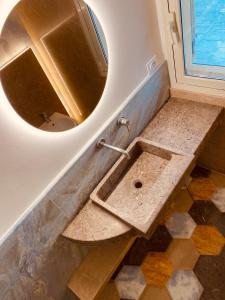un baño con lavabo y espejo en CASA AL MARE RIO b&n, en Tricase