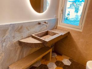 baño con lavabo de piedra y ventana en CASA AL MARE RIO b&n, en Tricase 61 fotos más