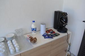 Příslušenství pro přípravu čaje a kávy v ubytování Valle degli Ulivi B&B