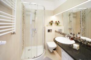 W łazience znajduje się prysznic, umywalka i toaleta. w obiekcie Porta Mare Apartments LuxView III w Dziwnówku +22 zdjęcia