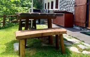 un banco de madera con una encimera de piedra encima en Chalet Bormio Terme, en Bormio