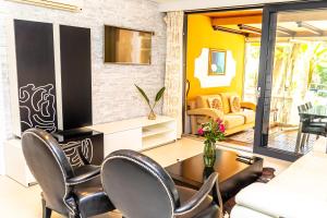 sala de estar con 2 sillas y mesa en Resort Fazenda Viegas, en Lagos