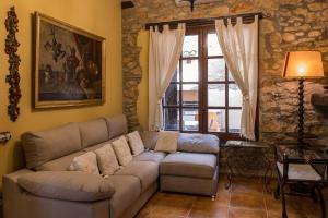 - un salon avec un canapé et une fenêtre dans l'établissement Casa rural dels Hospitalaris, à Traiguera