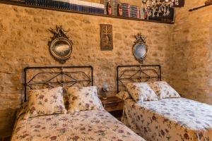 A bed or beds in a room at Casa rural dels Hospitalaris