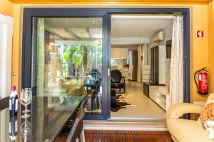- un salon avec une porte coulissante en verre dans l'établissement Resort Fazenda Viegas, à Lagos