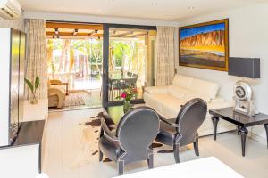 un salon avec un canapé, une table et des chaises dans l'établissement Resort Fazenda Viegas, à Lagos