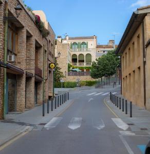 une rue vide avec un bâtiment en arrière-plan dans l'établissement Hostalet dels Indians, à Begur