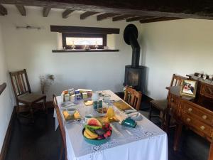 einen Tisch mit einem Obstteller auf dem Zimmer in der Unterkunft Slerra Hill Bed and Breakfast, Clovelly in Bideford