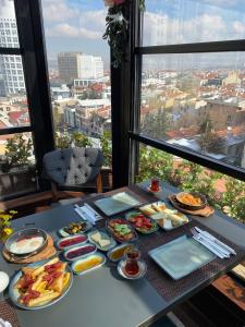 een tafel met borden eten op een tafel met een raam bij The Life Hotel & Spa in Yenimahalle