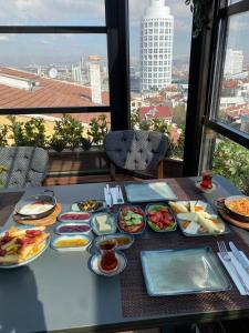 The Life Hotel & Spa في Yenimahalle: طاولة مع أطباق من الطعام على طاولة مطلة