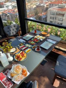 una mesa con muchos platos de comida. en The Life Hotel & Spa, en Yenimahalle