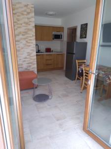 cocina y sala de estar con mesa en Apartma Oblak Portoroz, en Portorož