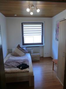 a bedroom with a bed and a large window at A25 FeWo 180qm mit 5 Schlafzimmer, 2 Badezimmer für bis zu 8 Personen in Abstatt