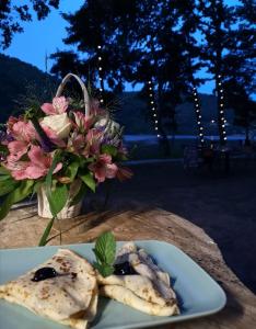 奧爾紹瓦的住宿－Nautica Bahna，桌上一盘带鲜花的食物