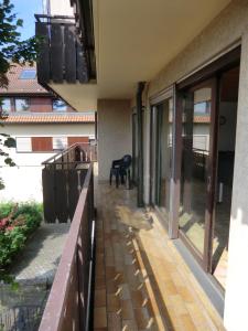 a balcony of a building with glass doors and a bench at A25 FeWo 180qm mit 5 Schlafzimmer, 2 Badezimmer für bis zu 8 Personen in Abstatt